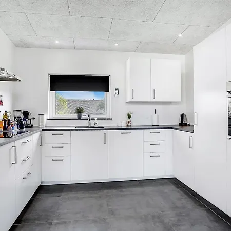 Four-bedroom In بيت للعطل *